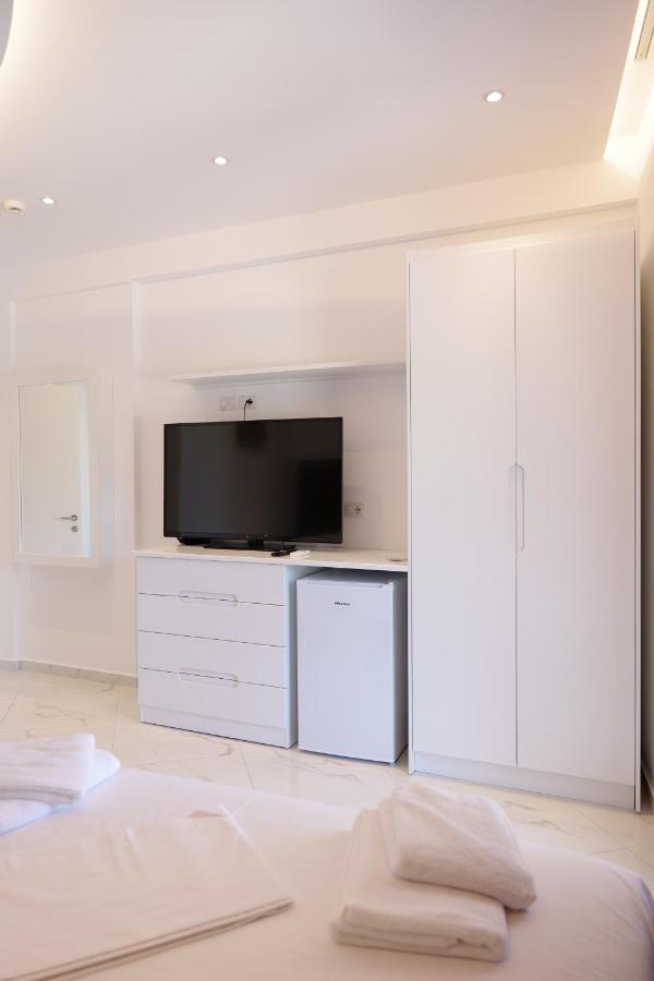 Lumi Hotel Sarandë エクステリア 写真