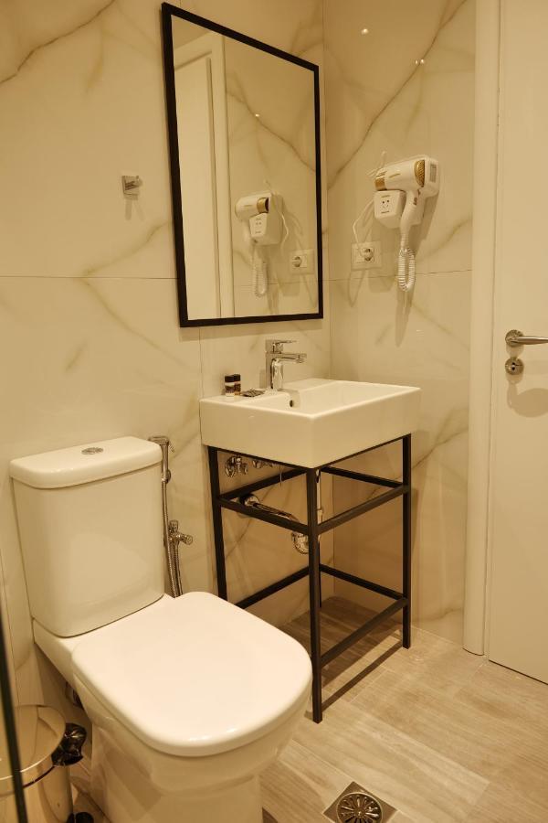 Lumi Hotel Sarandë エクステリア 写真