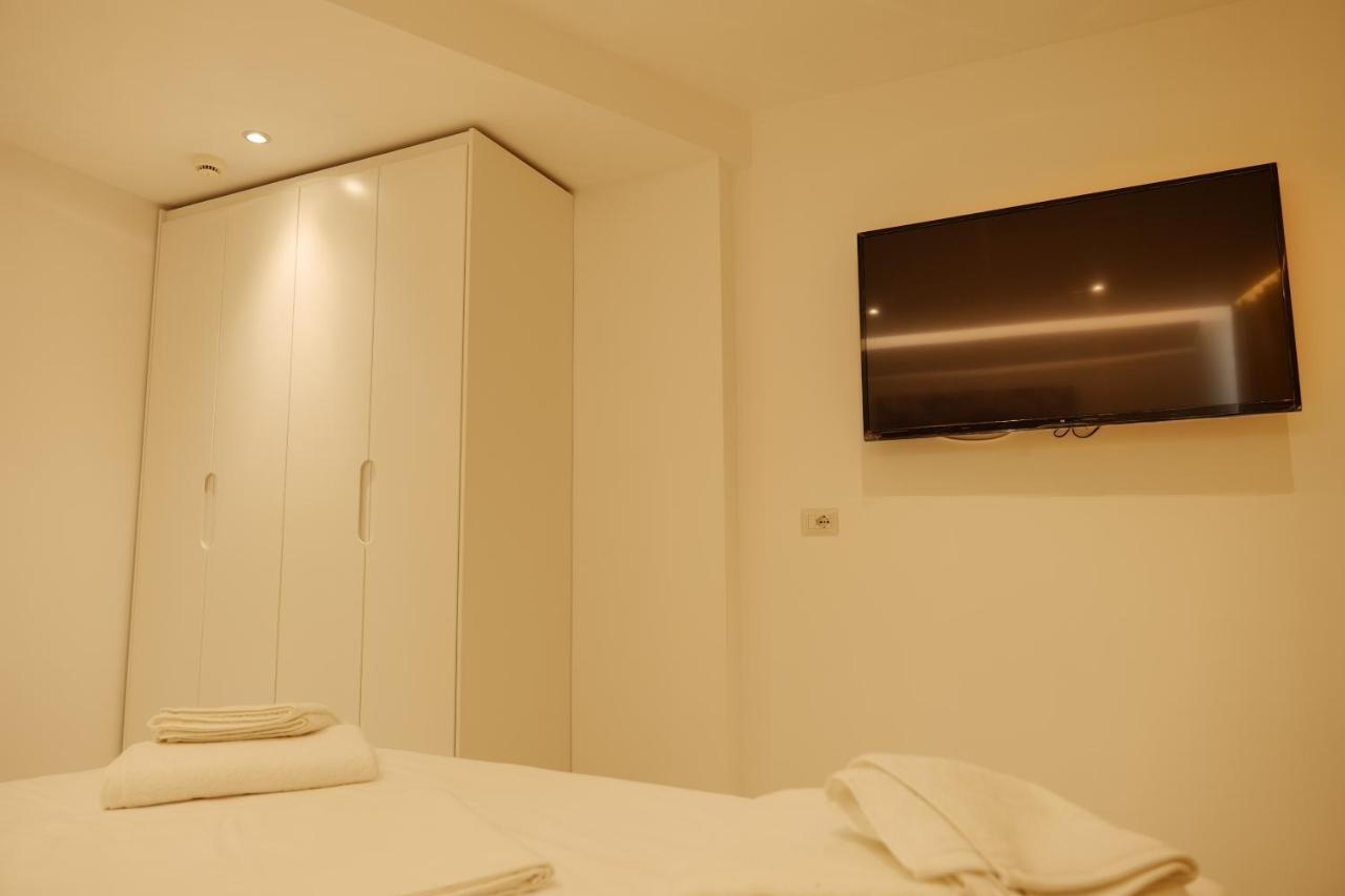 Lumi Hotel Sarandë エクステリア 写真
