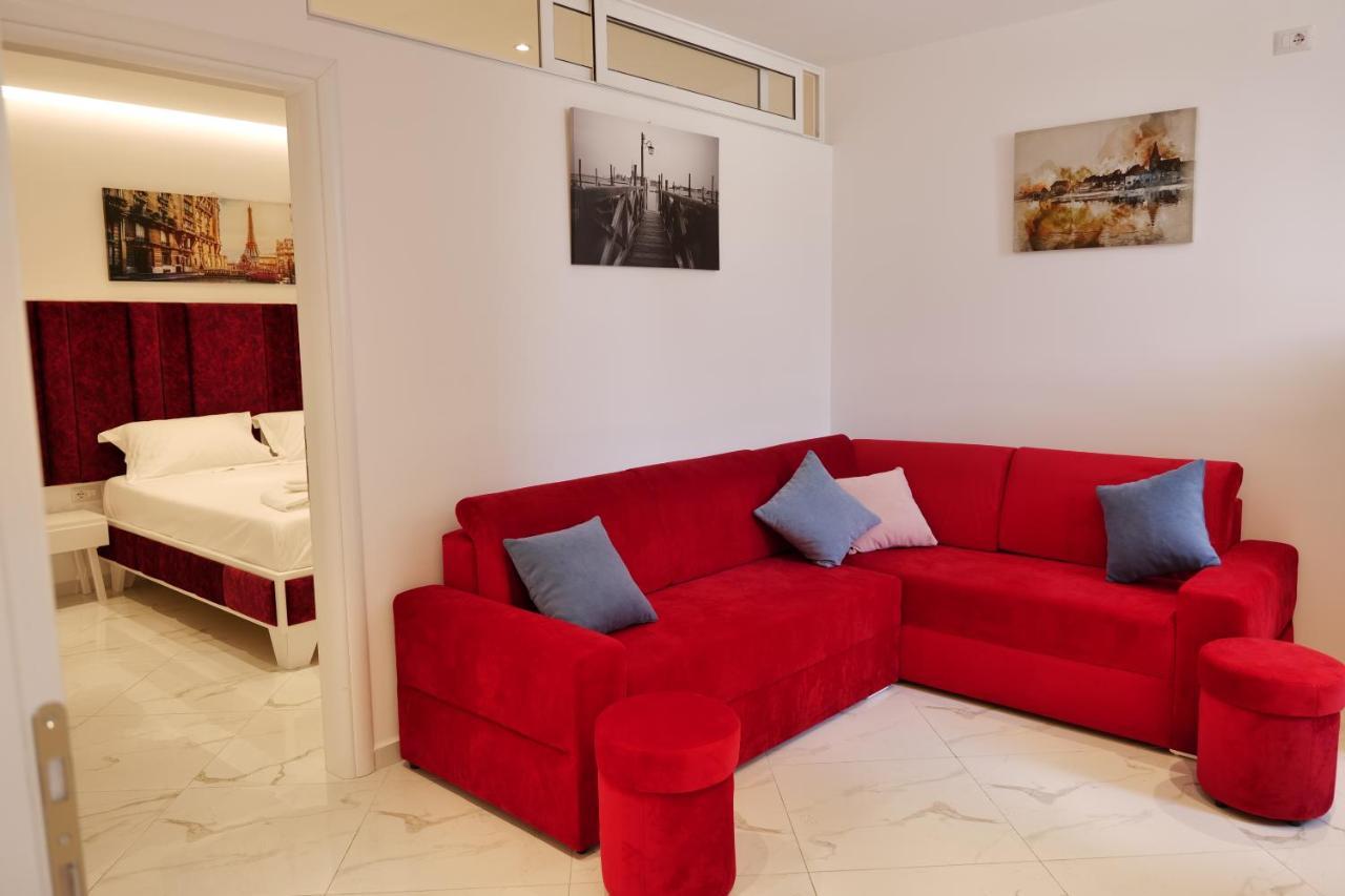 Lumi Hotel Sarandë エクステリア 写真
