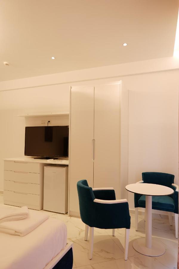 Lumi Hotel Sarandë エクステリア 写真
