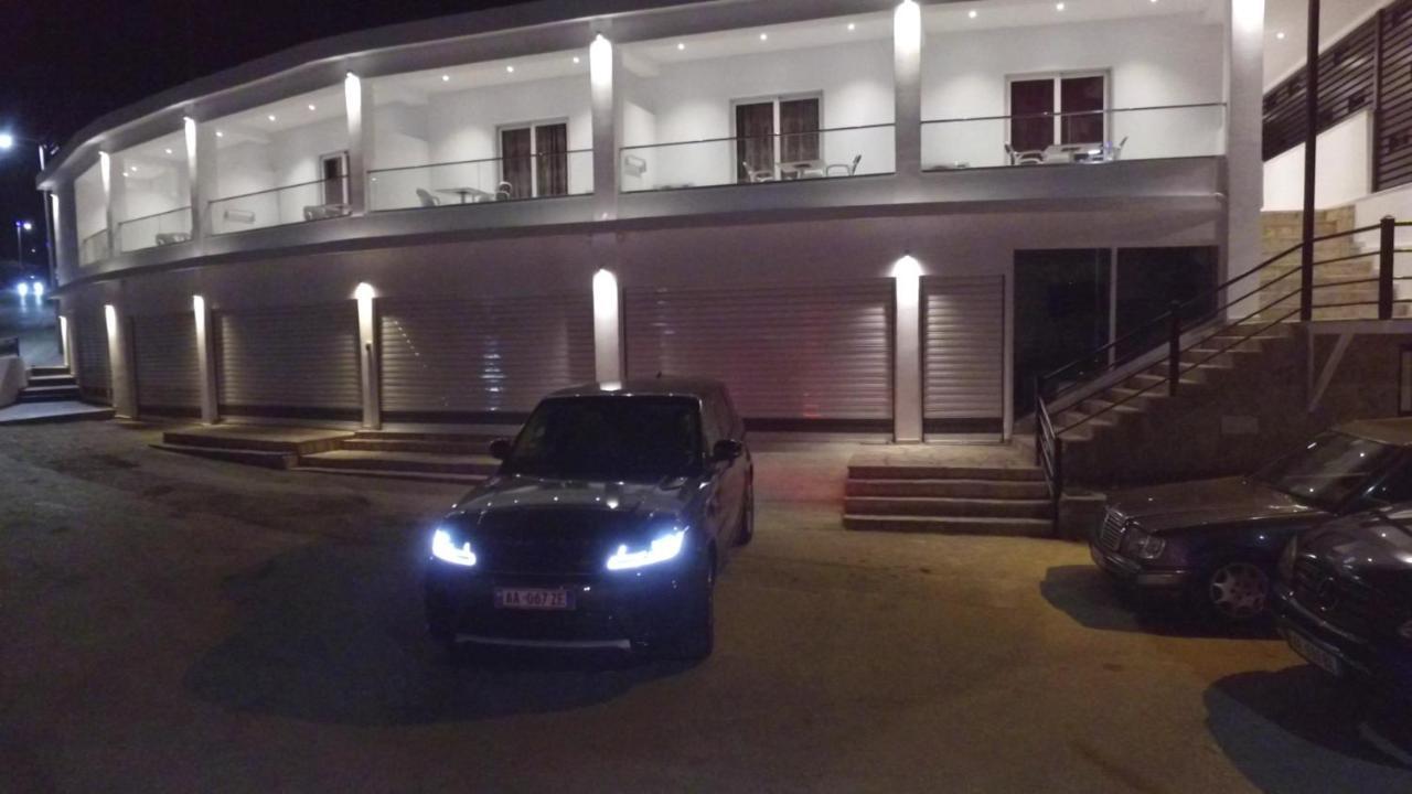Lumi Hotel Sarandë エクステリア 写真